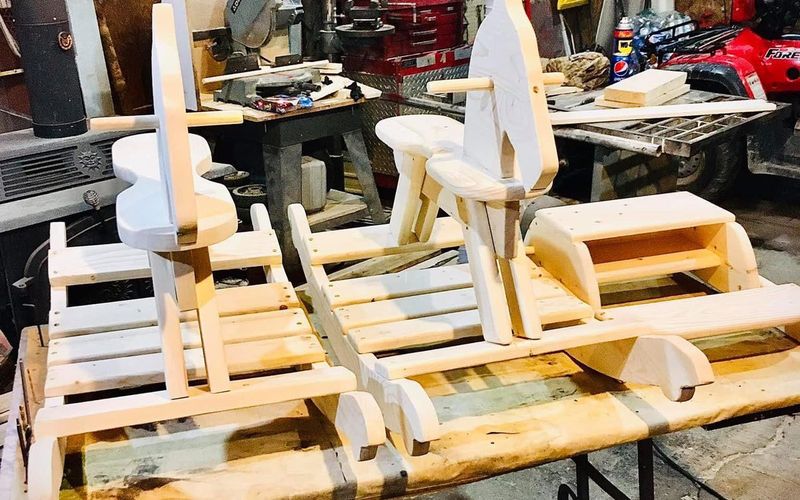 Cheval à bascule en bois en cours de fabrication à l’atelier
