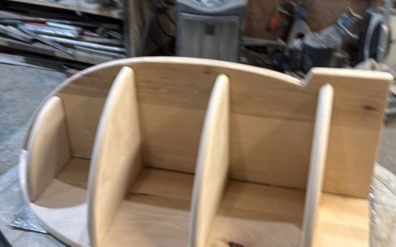 Étagère d’angle en bois brut pendant l’assemblage à l’atelier